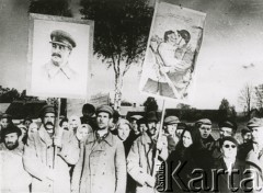 1939, Polska.
Uczestnicy wiecu z plakatami propagandowymi, na jednym widnieje Józef Stalin, drugi to plakat W. Korieckiego przedstawiający 