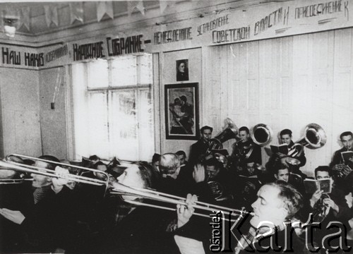 Październik 1939, Białystok, Białoruska SRR, ZSRR.
Koncert zespołu dętego na jednym z wieców przedwyborczych, na ścianie hasło: 