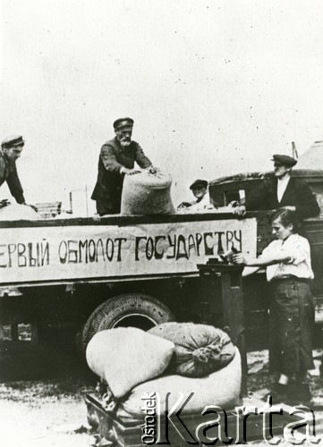Jesień 1939, Polska.
Transport zboża, hasło na ciężarówce: 