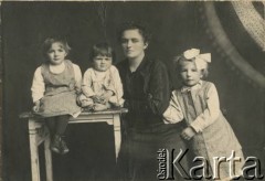 Ok. 1919, Polska.
Fotografia rodzinna. 1 z prawej Maria Dawidowicz (po mężu Bober) z rodzeństwem i matką.
Fot. NN, zbiory Ośrodka KARTA