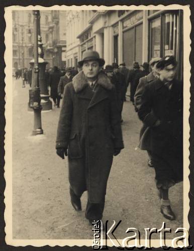 1937, Lwów, Polska
Stanisław Bober na ulicy.
Fot. Stanisław Bober, kolekcję udostępniły Danuta Mordal i Ewa Szafrańska; zbiory Ośrodka KARTA 

