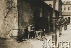1931-1935, Lwów, Polska
Rzemieślnik pracujący na ulicy.
Fot. Stanisław Bober, kolekcję udostępniły Danuta Mordal i Ewa Szafrańska; zbiory Ośrodka KARTA

