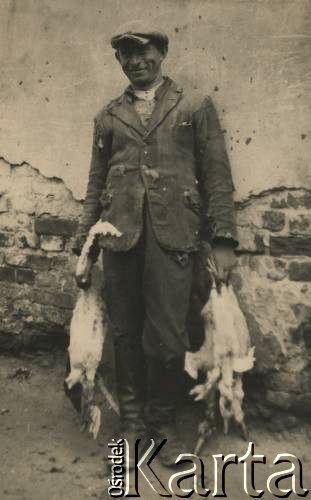 1931-1935, Lwów, Polska
Zakupy na targowisku, mężczyzna sprzedający gęsi.
Fot. Stanisław Bober, kolekcję udostępniły Danuta Mordal i Ewa Szafrańska; zbiory Ośrodka KARTA

