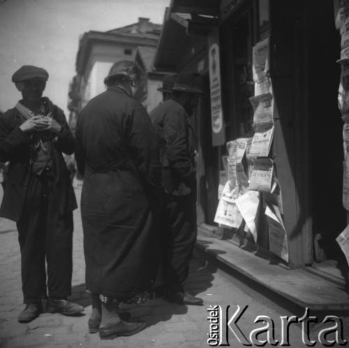 1931-1935, Lwów, Polska
Ludzie czytający gazety wywieszone na ścianie sklepu.
Fot. Stanisław Bober, kolekcję udostępniły Danuta Mordal i Ewa Szafrańska; zbiory Ośrodka KARTA


