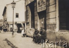 1931-1935, Lwów, Polska
Dwaj żydzi siedzący na schodach, szyld nad drzwiami: 