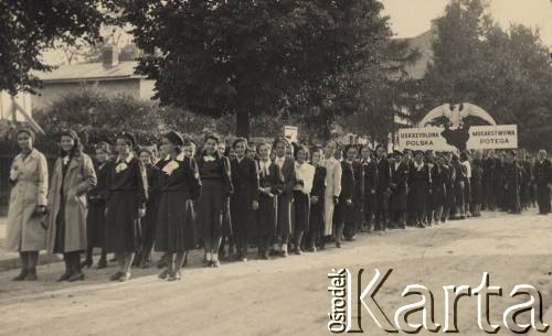 1938-1939, Stanisławów, Polska
Grupa dziewcząt z transparentem: 
