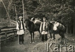 Przed 1939, prawdopodobnie Czarnohora, Polska.
Huculi produkujący bryndzę.
Fot. NN, zbiory Ośrodka KARTA