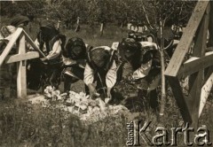 Przed 1939, prawdopodobnie Czarnohora, Polska.
Hucułki składają dary na grobie.
Fot. NN, zbiory Ośrodka KARTA