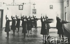Przed 1939, Kołomyja, woj. stanisławowskie, Polska.
Uczennice szkoły ss. urszulanek podczas zajęć gimnastycznych.
Fot. NN, zbiory Ośrodka KARTA