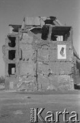 po 1945, Nysa, Polska
Zniszczony dom, na ścianie plakat z bombą i napisem 