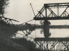 1945-1962, Opole, woj. opolskie, Polska.
Zniszczony most kolejowy na Odrze.
Fot. Stanisław Bober, zbiory Ośrodka KARTA