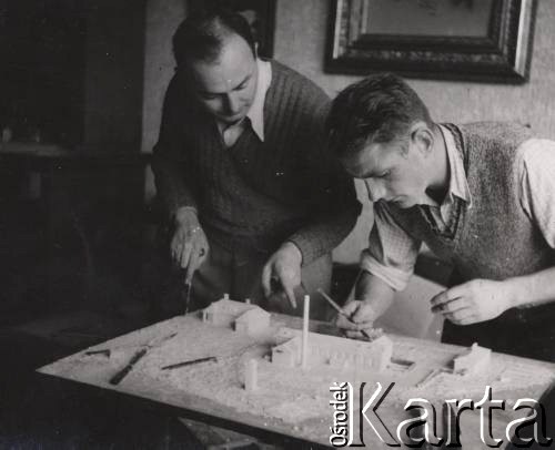 lata 50-te (?), Opole, Polska
Stanisław Bober (z lewej) podczas pracy nad makietą.
Fot. Stanisław Bober, kolekcję udostępniły Danuta Mordal i Ewa Szafrańska; zbiory Ośrodka KARTA 

