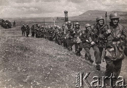 Lata 40-te, Szkocja, Anglia.
Polskie Siły Zbrojne na Zachodzie - żołnierze 1 Samodzielnej Brygady Spadochronowej podczas marszu. W oddali widoczne są wzgórza. Podpis na odwrocie: 