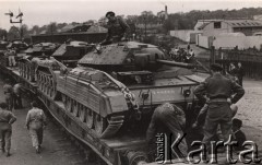 Lata 40-te, Szkocja, Anglia.
Polskie Siły Zbrojne na Zachodzie - żołnierze przygotowują transport czołgów. Podpis na odwrocie: 