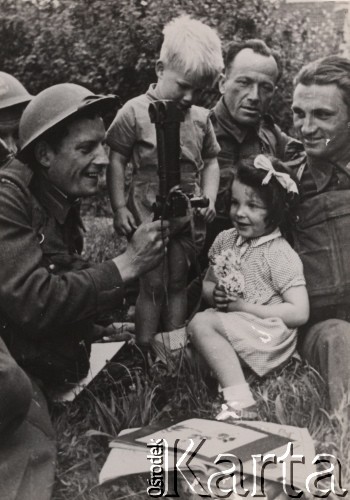 Lata 40-te, Szkocja, Anglia.
Polskie Siły Zbrojne na Zachodzie - żołnierze pokazują dzieciom sprzęt wojskowy. Podpis na odwrocie: 