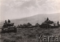 Lata 40-te, Szkocja, Anglia.
Polskie Siły Zbrojne na Zachodzie - żołnierze przy czołgach. W oddali widoczne są wzgórza. Podpis na odwrocie: 