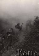 Lata 40-te, Walia, Anglia.
Polskie Siły Zbrojne na Zachodzie - komandosi we mgle podchodzący pod strome zbocze. Podpis na odwrocie: 
