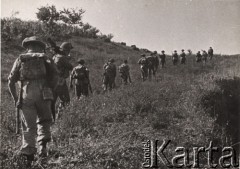 Po grudniu 1943, Włochy.
Działania 2 Korpusu Polskiego. Żołnierze maszerują przez łąkę. Podpis na odwrocie: 