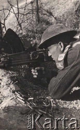 Maj 1944, Monte Cassino, Włochy.
Walki 2 Korpusu Polskiego pod Monte Cassino - żołnierz przy karabinie maszynowym. Widoczne są również naboje.
Podpis na odwrocie: 