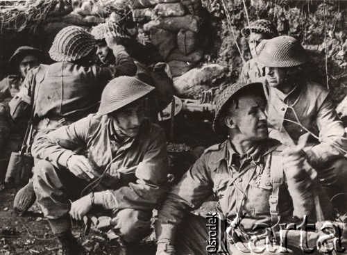 Maj 1944, Monte Cassino, Włochy.
Walki 2 Korpusu Polskiego pod Monte Cassino - żołnierze pod wzgórzem klasztornym. Na pierwszym planie (na prawo) - major Leon Gnatowski.
Fot. NN, zbiory Ośrodka KARTA, udostępnili Katarzyna i Tomasz Krzywiccy