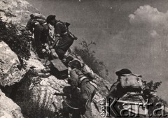 Maj 1944, Monte Cassino, Włochy.
Walki 2 Korpusu Polskiego pod Monte Cassino - wyposażeni w amunicję żołnierze wspinają się po stromym wzgórzu. Podpis na odwrocie: 