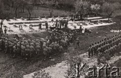 Maj 1944, Monte Cassino, Włochy.
Walki 2 Korpusu Polskiego pod Monte Cassino - uroczysty pogrzeb żołnierzy, który zginęli podczas bitwy. Podpis na odwrocie: 