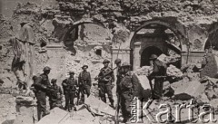 18.05. 1944, Monte Cassino, Włochy.
Żołnierze 2 Korpusu Polskiego w zburzonych wnętrzach opactwa. Na lewo widoczny jest fragment posągu. Podpis na odwrocie: 
