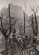 18.05. 1944, Monte Cassino, Włochy.
Żołnierze 2 Korpusu Polskiego w drodze do opactwa. W oddali - ruiny klasztoru widziane poprzez okaleczone kikuty posiekanych pociskami drzew. Podpis na odwrocie: 