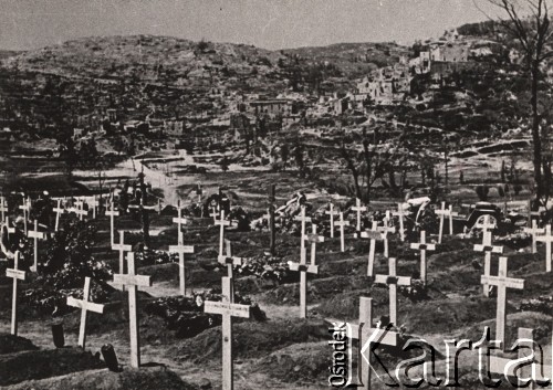 Maj 1944, Monte Cassino, Włochy.
Walki 2 Korpusu Polskiego pod Monte Cassino - groby żołnierzy, który zginęli podczas bitwy. Podpis na odwrocie: 