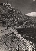 18.05. 1944, Monte Cassino, Włochy.
Widok na wzgórze i ruiny klasztoru. Drogą przejeżdżają wojskowe samochody.
Fot. NN, zbiory Ośrodka KARTA, udostępnili Katarzyna i Tomasz Krzywiccy