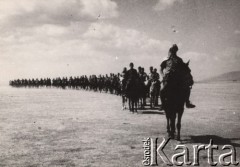 Lata 40-te, Syria.
Polskie Siły Zbrojne na Zachodzie - przejazd kawalerii przez pustynię. Podpis na odwrocie: 