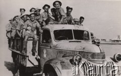 1941-1942, Gazala (Ghazala), Libia.
Polskie Siły Zbrojne na Zachodzie - żołnierze Samodzielnej Brygady Strzelców Karpackich w wojskowym samochodzie. Podpis na odwrocie: 