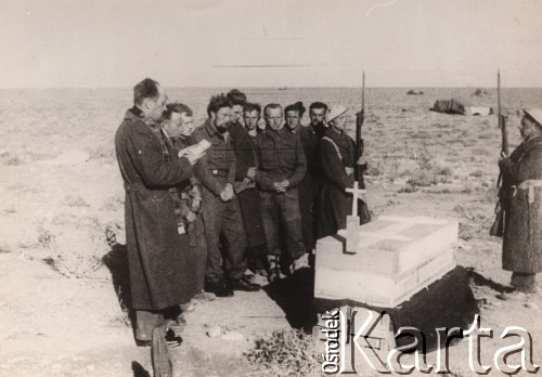 Lata 40-te, Libia.
Polskie Siły Zbrojne na Zachodzie - modlitwa nad grobem poległego żołnierza. Napis na odwrocie: 