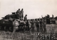Wrzesień 1944 - kwiecień 1945, Holandia.
Polskie Siły Zbrojne na Zachodzie - 1 Dywizja Pancerna. Wzięcie w niewolę żołnierzy niemieckich. Podpis na odwrocie: 