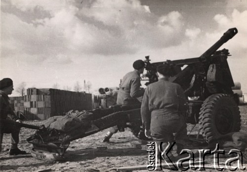 Wrzesień 1944 - kwiecień 1945, Holandia.
Polskie Siły Zbrojne na Zachodzie - 1 Dywizja Pancerna. Artylerzyści obok działa. Podpis na odwrocie: 