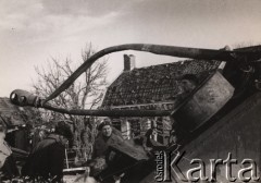 Wrzesień 1944 - kwiecień 1945, Holandia.
Polskie Siły Zbrojne na Zachodzie - 1 Dywizja Pancerna. Żołnierze przy sprzęcie wojskowym. Na drugim planie widoczne są domy i drzewa. Podpis na odwrocie: 