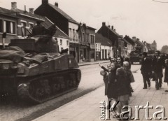 Wrzesień 1944, Belgia.
Polskie Siły Zbrojne na Zachodzie - 1 Dywizja Pancerna gen. Maczka. Grupa dziewcząt pozdrawia żołnierzy przejeżdzających czołgami przez belgijskie miasto. Podpis na odwrocie: 