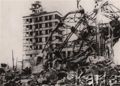 6.08.1945, Hiroshima, Japonia.
Zniszczenia spowodowane wybuchem bomby atomowej nad Hiroshimą - poskręcana masa stalowej konstrukcji na pierwszym planie, w oddali widoczny jest zniszczony budynek.
Fot. NN, zbiory Ośrodka KARTA, udostępnili Katarzyna i Tomasz Krzywiccy