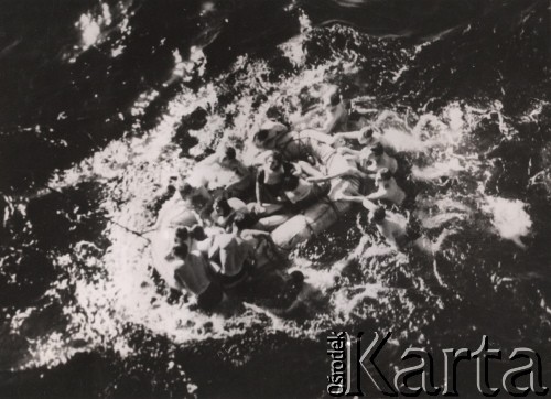 1945, Morze Śródziemne.
Przeprowadzona przez załogę Trouncera akcja ratunkowa greckich uchodźców płynacych na pokładzie SS.Empire Patrol. Widok z góry na ponton z uratowanymi pasażerami statku.
Fot. NN, zbiory Ośrodka KARTA, udostępnili Katarzyna i Tomasz Krzywiccy    
