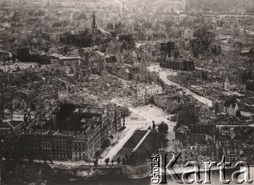 Rok 1943, Kassel, Niemcy.
Widok z góry na miasto zniszczone po amerykańskim bombardowaniu.
Fot. NN, zbiory Ośrodka KARTA, udostępnili Katarzyna i Tomasz Krzywiccy