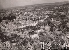 Lata 40-te, Saarbrucken, Niemcy.
Widok z góry na miasto zniszczone po bombardowaniu - na pierwszym planie widoczne są ruiny zabudowy miejskiej. 
Fot. NN, zbiory Ośrodka KARTA, udostępnili Katarzyna i Tomasz Krzywiccy