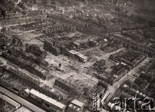 Kwiecień 1945, Islington, Londyn, Anglia.
Niemiecki ostrzał pociskami V-2 londyńskiej dzielnicy Islington w grudniu 1944 roku. W wyniku tego wydarzenia: zginęły 72 osoby, 86 osób zostało ciężko ranych, 20 domów zostało całkowicie zniszczonych.
Fot. NN, zbiory Ośrodka KARTA, udostępnili Katarzyna i Tomasz Krzywiccy