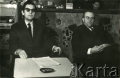 Lata 60., Polska.
Zdzisław Najder (z lewej) w barze.
Fot. NN, kolekcja Zdzisława Najdera, zbiory Ośrodka KARTA.