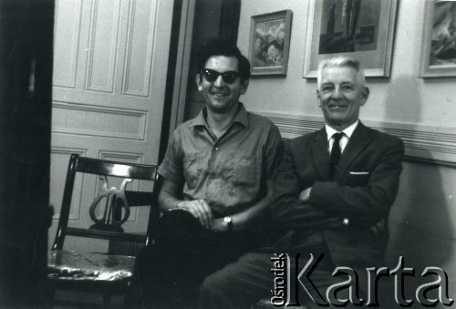 Lata 60., brak miejsca.
Zdzisław Najder (z lewej) z mężczyzną w pokoju.
Fot. NN, kolekcja Zdzisława Najdera, zbiory Ośrodka KARTA.