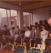 1980, brak miejsca.
Zdzisław Najder (pod oknem 1. z prawej) na konferencji.
Fot. NN, kolekcja Zdzisława Najdera, zbiory Ośrodka KARTA.