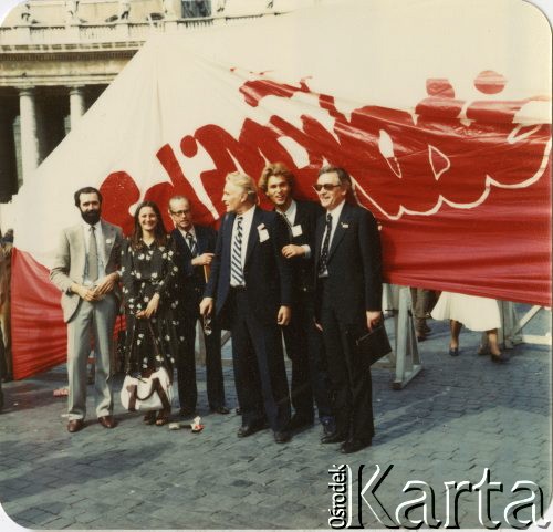 Listopad 1981, Rzym, Włochy.
Grupa osób pod transparentem z napisem 