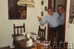 1987, Paryż, Francja.
Zdzisław Najder (z prawej) i ks. Stanisław Ludwiczak.
Fot. NN, kolekcja Zdzisława Najdera, zbiory Ośrodka KARTA.