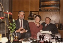 1985, brak miejsca.
Andrzej Krzeczunowicz (z lewej), Halina Najder, żona Zdzisława Najdera i Stefan Kisielewski.
Fot. NN, kolekcja Zdzisława Najdera, zbiory Ośrodka KARTA.