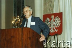 Październik 1990, Nowy Jork, Stany Zjednoczone.
Zdzisław Najder na konferencji 