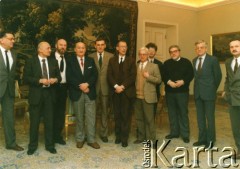 1991, brak miejsca.
Na zdjęciu m.in. Jan Olszewski (1. z lewej), Piotr Baumgart (3. z lewej), Stefan Kurowski (4. z lewej), Zbigniew Romaszewski (5. z lewej), Wojciech Włodarczyk (1. z prawej), Zdzisław Najder (2. z prawej), Jerzy Jackl (3. z prawej).
Fot. NN, kolekcja Zdzisława Najdera, zbiory Ośrodka KARTA.